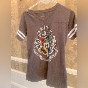 Warner Bros. Gray and White Hogwarts Crest Tee